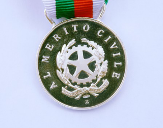 Bloccò rapinatore che aveva compiuto il colpo in farmacia, maresciallo insignito della medaglia d’argento al valor civile